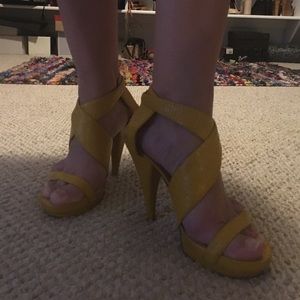 Size 7 yellow faux snakeskin Nine West heels